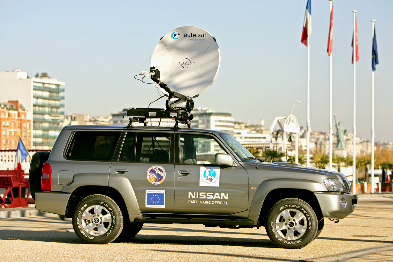 TELECOMS SANS FRONTIERES reçoit des Membres de 3i3s : EUTELSAT & NISSAN un 4X4 équipé télécommunication via satellite