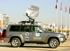 TELECOMS SANS FRONTIERES reçoit des Membres de 3i3s : EUTELSAT & NISSAN un 4X4 équipé télécommunication via satellite