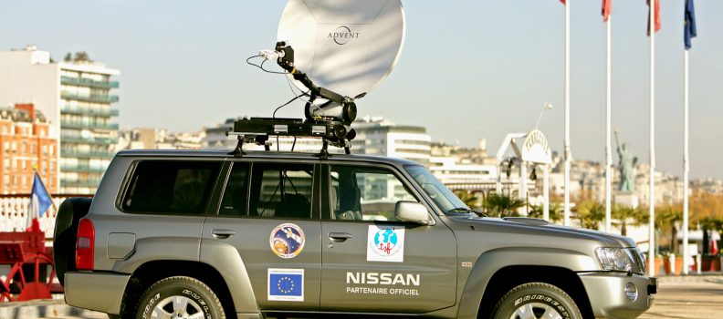 TELECOMS SANS FRONTIERES reçoit des Membres de 3i3s : EUTELSAT & NISSAN un 4X4 équipé télécommunication via satellite